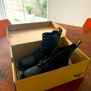 Nearly new dr martens! In perfect condition. Only worn a handful of times.